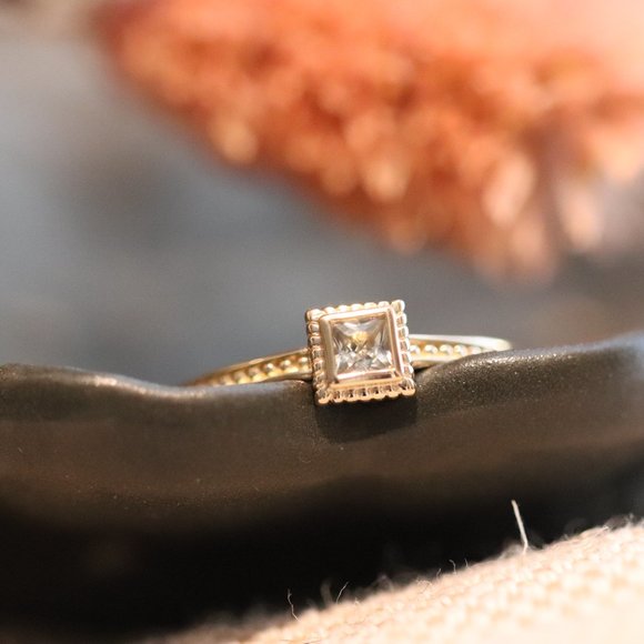 Green Moss Grows | 14K gold and green sapphire ring - Picture 2 of 13